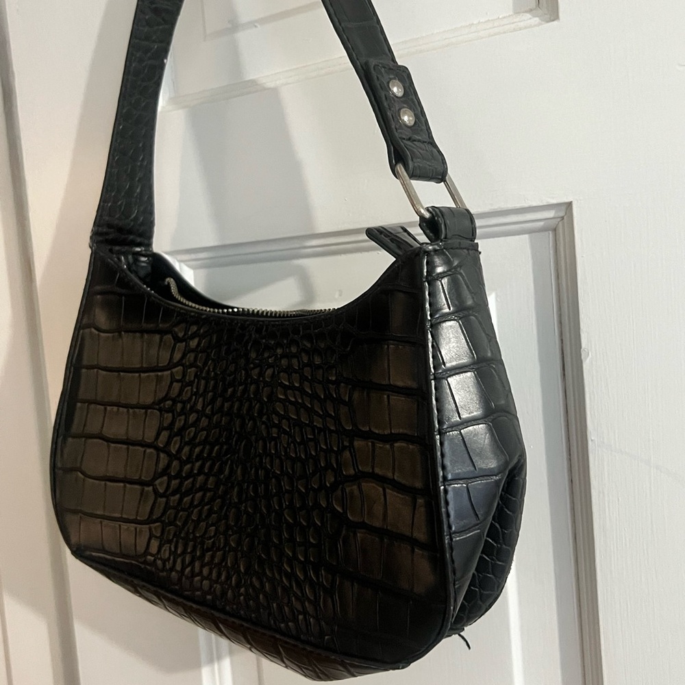 Simple Black Crocodile-Embossed Shoulder Bag